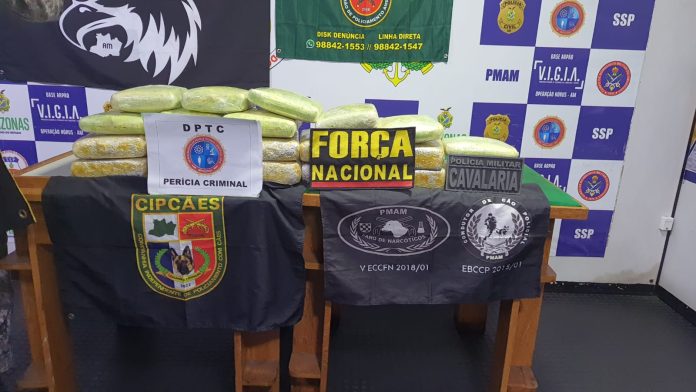 Homem é preso após ser flagrado com mais de 30 kg de droga em embarcação