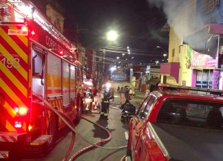 Bombeiros combatem incêndio em depósito de alimentos no Centro de Manaus