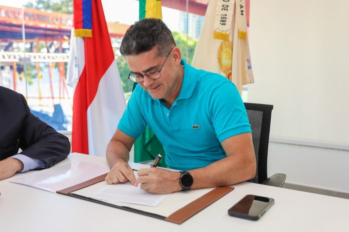 David Almeida anuncia 13º e aumento do auxílio-alimentação