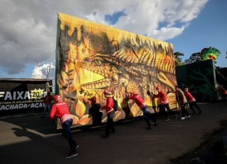 Alegorias dos bumbás Caprichoso e Garantido chegam na concentração do Bumbódromo