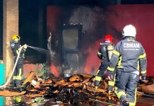 Bombeiros combatem incêndio em área externa de supermercado no Dom Pedro