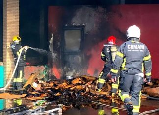 Bombeiros combatem incêndio em área externa de supermercado no Dom Pedro